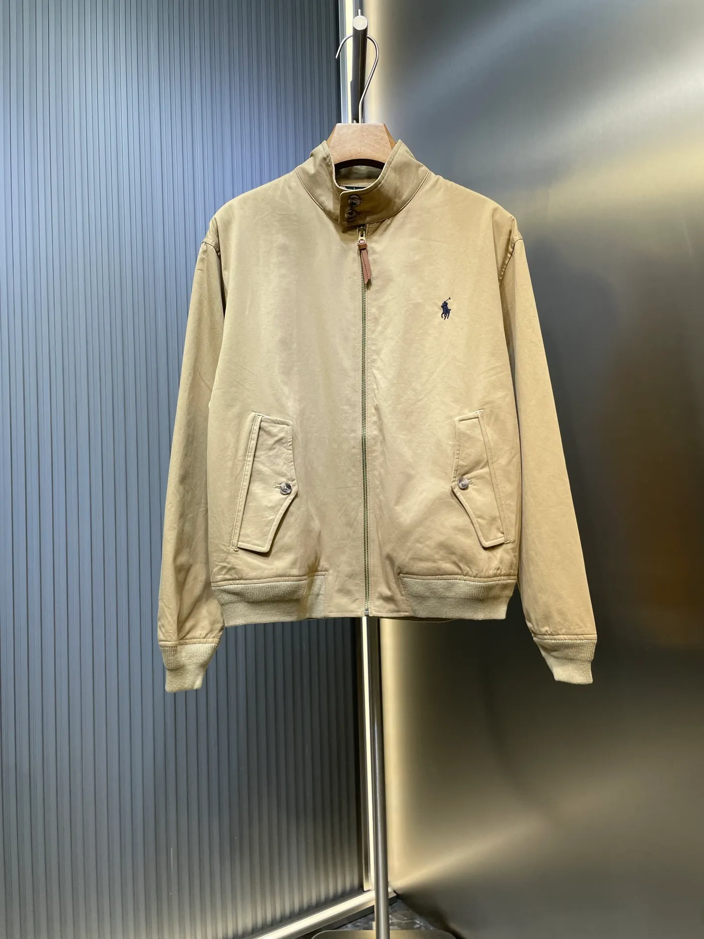P560 Ralph Lauren 🌟 Embroidered zipper jacket Customized elegant cotton fine twill fabric Soft and silky Comfortable against the skin With khaki as the base color Soft and unobtrusive Just right to show a kind of restrained elegance Exquisite pony logo embellished with an atmosphere of freedom and vitality Injecting the brand soul charm Using simple and smooth lines to outline a tall and straight figure A unique and charming fashion masterpiece came into being Process 1: Adopting imported machine embroidery technology and using advanced computer control systems and precision mechanical components to achieve the iconic pony embroidery operation with high precision and smooth and delicate lines. Process 2: Template machine bag opening. The preset template guides the position, shape and size of the bag opening. The accuracy ensures the quality of the bag opening effect. Process 3: Infrared positioning cutting machine uses infrared emitters and infrared receivers to achieve precise positioning of materials. The accuracy can reach the micron level, thereby meeting the effect of high-precision cutting of plaid alignment. Process 4: The fabrics have been carefully washed and have a better feel. Not easy to deform, not easy to shrink, not easy to fade, and maintain long-term beauty. Accessories: Customized 1:1 Ralph Lauren horn buckle, Customized 1:1 Ralph Lauren zipper, Customized 1:1 leather lanyard, Customized 1:1 Ralph Lauren trademark. Version: Loose version. Size: S M L XL